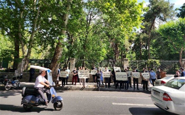 تجمع جمعی از پرسنل شرکت کنترل ترافیک در مقابل شورای شهر تهران