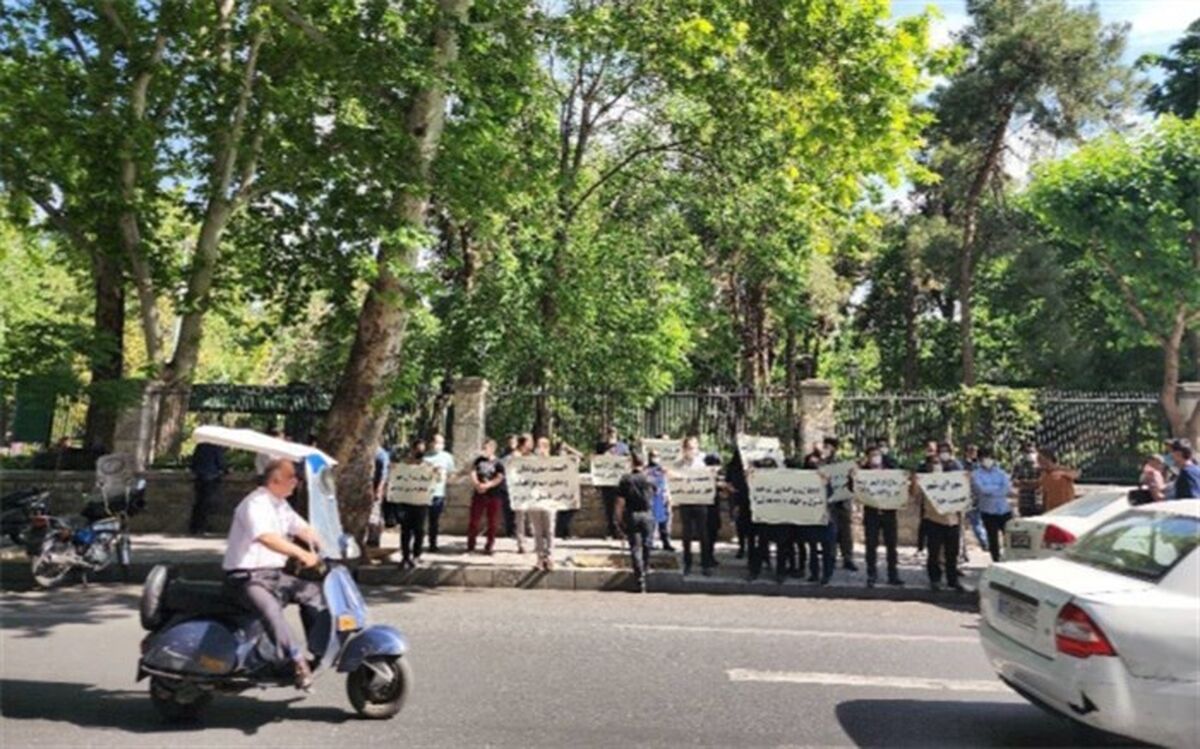 تجمع جمعی از پرسنل شرکت کنترل ترافیک در مقابل شورای شهر تهران