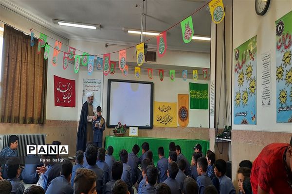 معرفی کتاب‌های شهید مطهری برای دانش‌آموزان مدرسه شاهد غدیر بافق