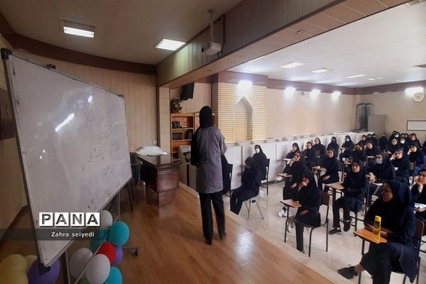 کارگاه معرفی مشاغل رشته تجربی در دبیرستان فاطمه الزهرا(س)