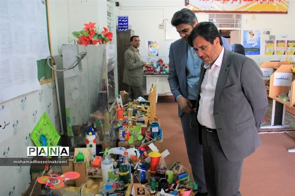افتتاحیه نمایشگاه دست‌سازه‌های دانش‌آموزان شهرستان ابرکوه