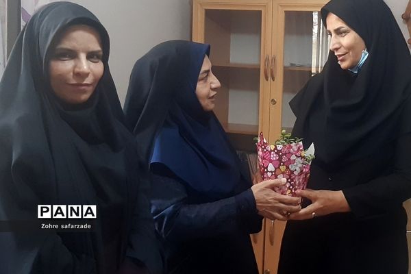 تقدیر از مشاوران مرکز مشاوره مدرسه آموزش و پرورش رودهن