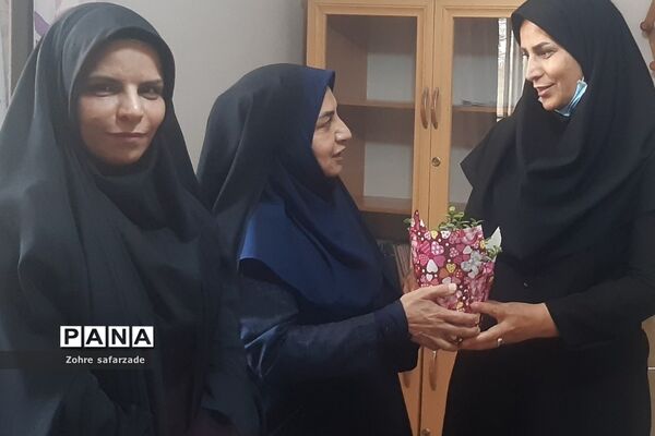 تقدیر از مشاوران مرکز مشاوره مدرسه آموزش و پرورش رودهن