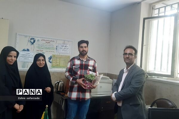تقدیر از مشاوران مرکز مشاوره مدرسه آموزش و پرورش رودهن