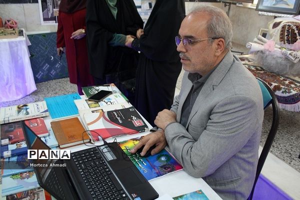 بازدید مدیرآموزش و پرورش ناحیه ۱ ری از نمایشگاه هنرستان دخترانه کار و دانش آیت‌الله صدر ناحیه ۱ شهرری