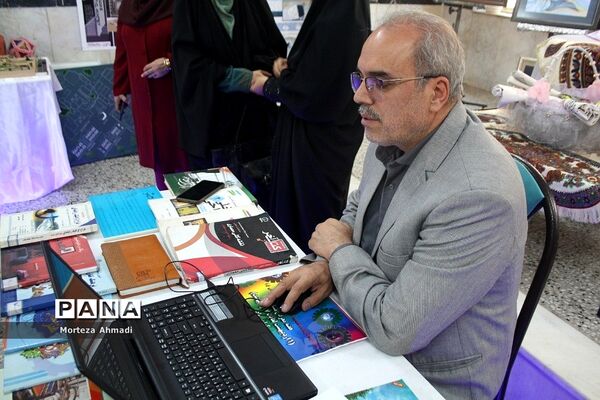بازدید مدیرآموزش و پرورش ناحیه ۱ ری از نمایشگاه هنرستان دخترانه کار و دانش آیت‌الله صدر ناحیه ۱ شهرری