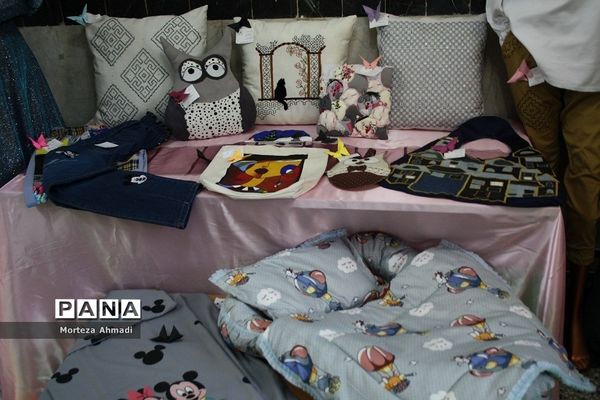 بازدید مدیرآموزش و پرورش ناحیه ۱ ری از نمایشگاه هنرستان دخترانه کار و دانش آیت‌الله صدر ناحیه ۱ شهرری