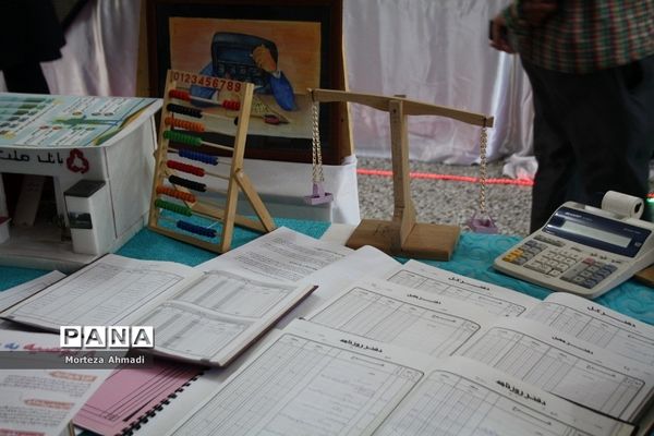 بازدید مدیرآموزش و پرورش ناحیه ۱ ری از نمایشگاه هنرستان دخترانه کار و دانش آیت‌الله صدر ناحیه ۱ شهرری