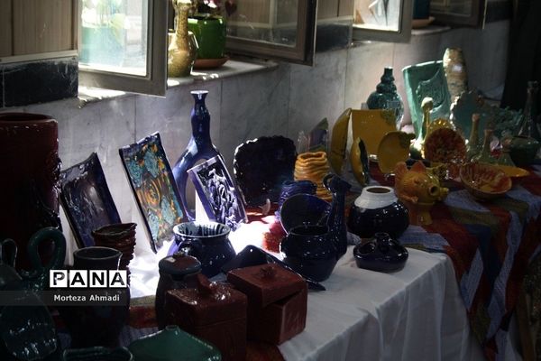 بازدید مدیرآموزش و پرورش ناحیه ۱ ری از نمایشگاه هنرستان دخترانه کار و دانش آیت‌الله صدر ناحیه ۱ شهرری