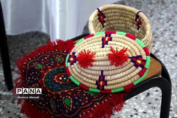 بازدید مدیرآموزش و پرورش ناحیه ۱ ری از نمایشگاه هنرستان دخترانه کار و دانش آیت‌الله صدر ناحیه ۱ شهرری