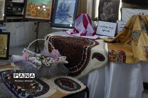 بازدید مدیرآموزش و پرورش ناحیه ۱ ری از نمایشگاه هنرستان دخترانه کار و دانش آیت‌الله صدر ناحیه ۱ شهرری