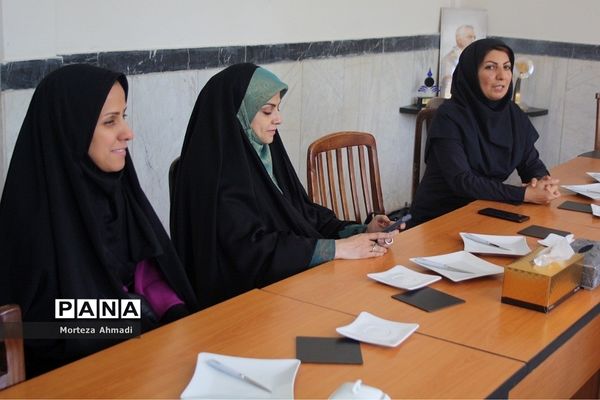 بازدید مدیرآموزش و پرورش ناحیه ۱ ری از نمایشگاه هنرستان دخترانه کار و دانش آیت‌الله صدر ناحیه ۱ شهرری