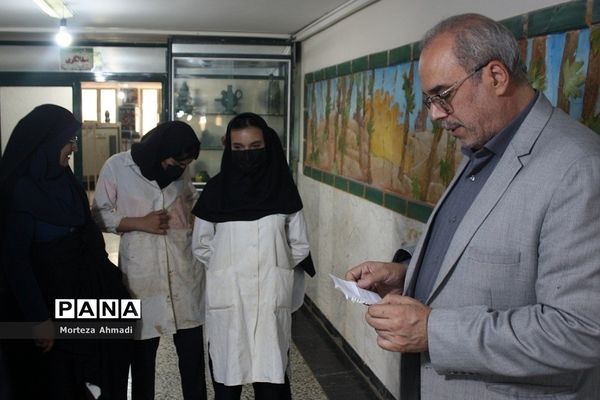 بازدید مدیرآموزش و پرورش ناحیه ۱ ری از نمایشگاه هنرستان دخترانه کار و دانش آیت‌الله صدر ناحیه ۱ شهرری