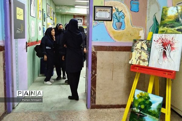 برگزاری نمایشگاه به مناسبت هفته مشاغل در هنرستان فدک