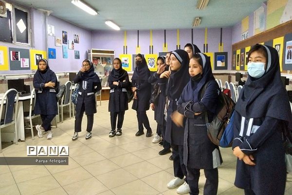 برگزاری نمایشگاه به مناسبت هفته مشاغل در هنرستان فدک