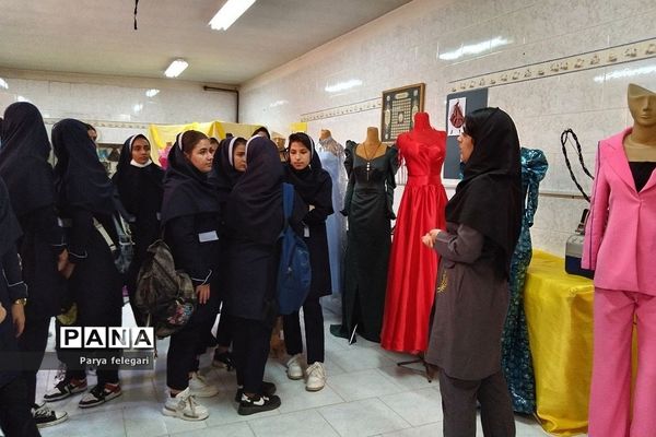برگزاری نمایشگاه به مناسبت هفته مشاغل در هنرستان فدک
