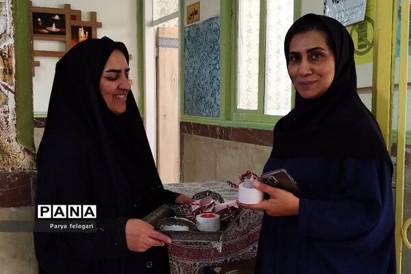 برگزاری نمایشگاه به مناسبت هفته مشاغل در هنرستان فدک
