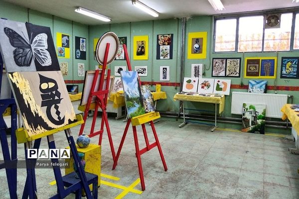 برگزاری نمایشگاه به مناسبت هفته مشاغل در هنرستان فدک