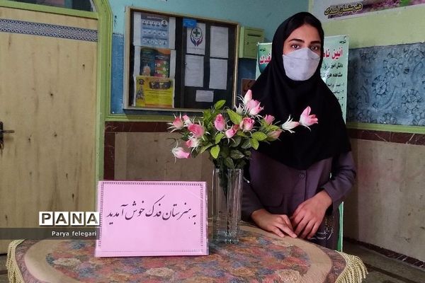 برگزاری نمایشگاه به مناسبت هفته مشاغل در هنرستان فدک