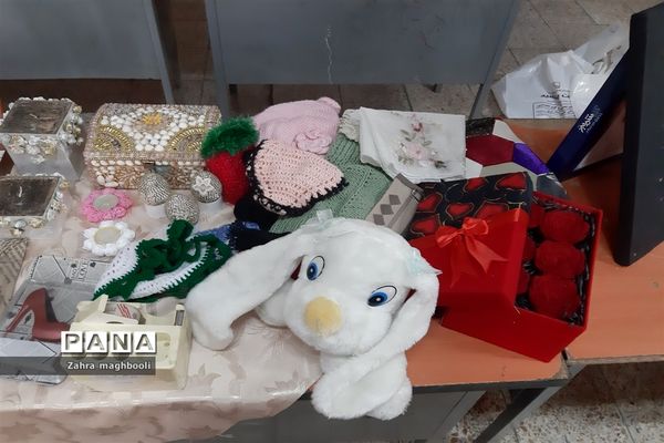 برپایی نمایشگاه معرفی مشاغل خانگی در مدرسه مهربانان ملارد