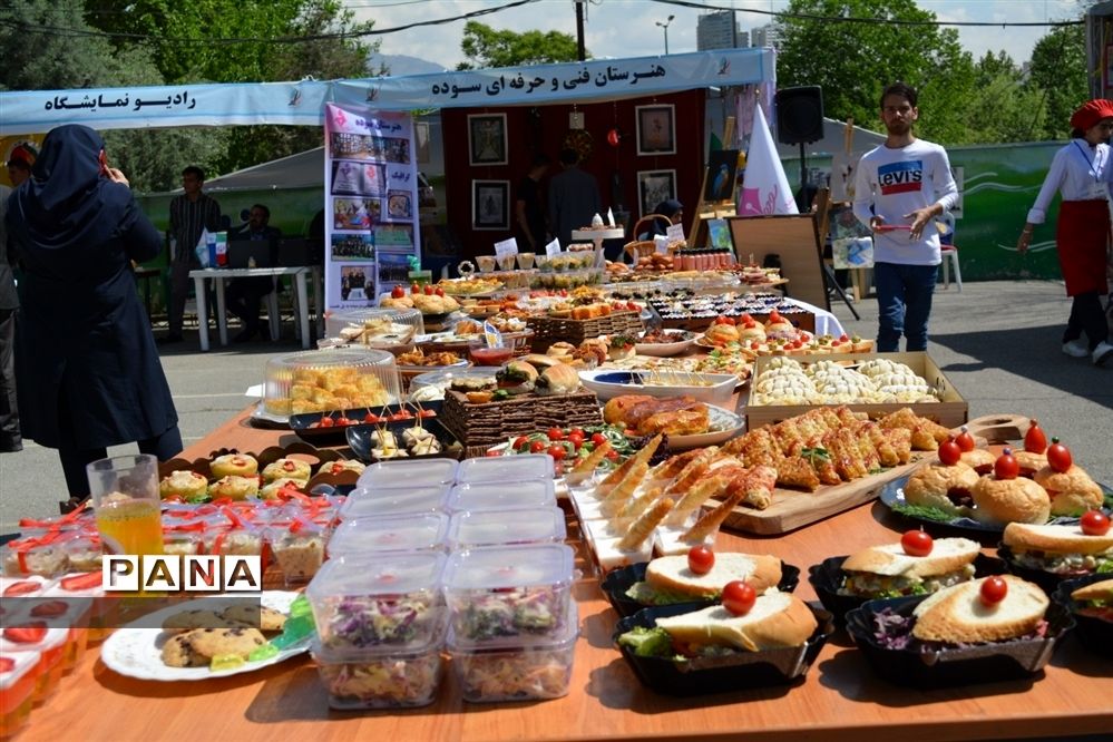 افتتاحیه نمایشگاه توانمندی‌های هنرجویان هنرستان‌ها آموزش و پرورش منطقه ۲