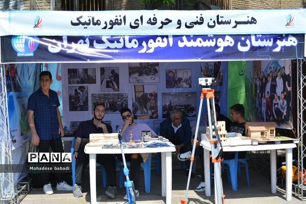افتتاحیه نمایشگاه توانمندی‌های هنرجویان هنرستان‌ها آموزش و پرورش منطقه ۲