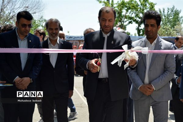 افتتاحیه نمایشگاه توانمندی‌های هنرجویان هنرستان‌ها آموزش و پرورش منطقه ۲