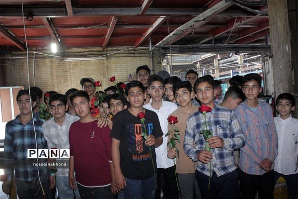 تقدیر دانش‌آموزان میبدی  از کارگران کارخانه قند به‌مناسبت روز جهانی کارگر