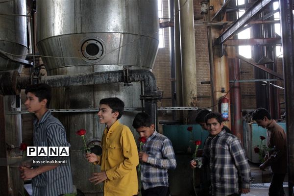 تقدیر دانش‌آموزان میبدی  از کارگران کارخانه قند به‌مناسبت روز جهانی کارگر