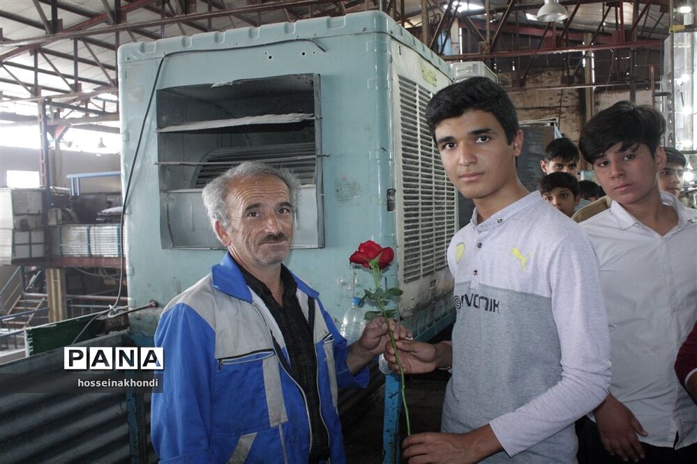 تقدیر دانش‌آموزان میبدی  از کارگران کارخانه قند به‌مناسبت روز جهانی کارگر