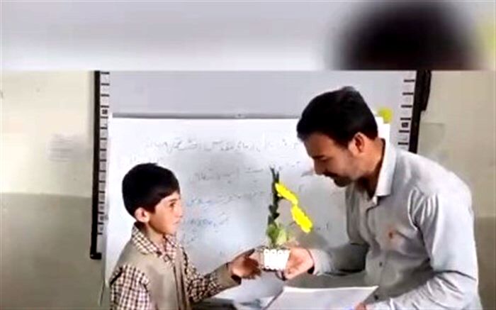 تجلیل دانش‌آموز خبرنگاران شهرستان فریدن از معلمان خود/ فیلم