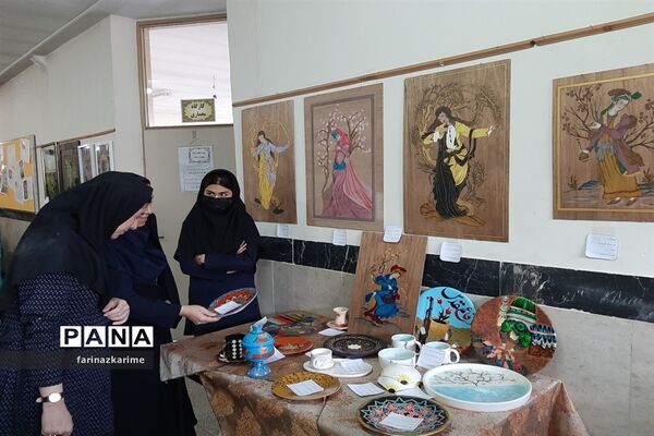 بازدید دانش‌آموزان پایه نهم دبیرستان سردار سلیمانی از نمایشگاه صنایع‌دستی دانش‌آموزان دبیرستان بلیغ فیروزکوه