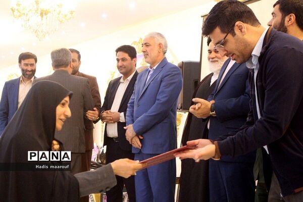 مراسم تقدیر از مدیران، معاونان و معلمان نمونه و بازنشسته در ناحیه ۲ بهارستان