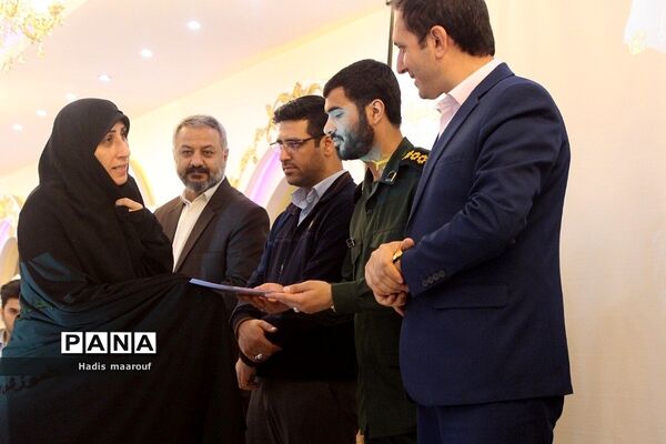مراسم تقدیر از مدیران، معاونان و معلمان نمونه و بازنشسته در ناحیه ۲ بهارستان