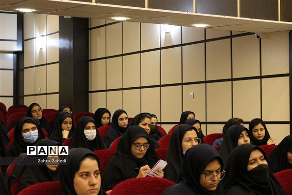 جلسه توجیهی نخستین دوره مسابقات مناظره دانش‌آموزی استان مرکزی