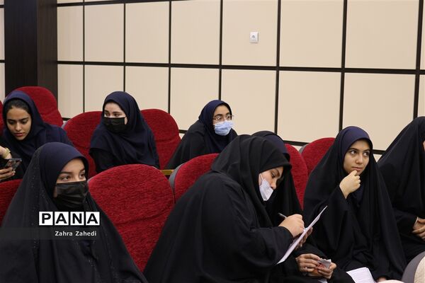 جلسه توجیهی نخستین دوره مسابقات مناظره دانش‌آموزی استان مرکزی