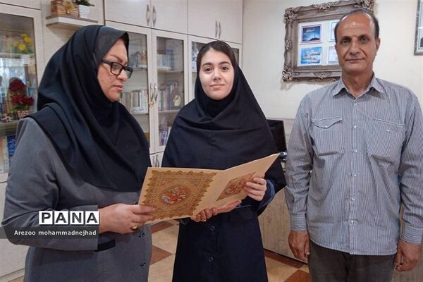 رونمایی از کتاب دانش‌آموزان نویسنده قرچکی
