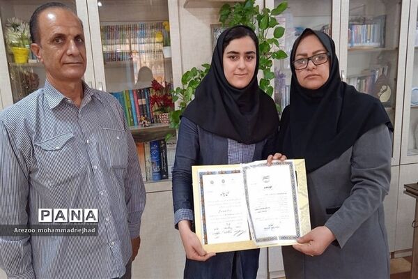 رونمایی از کتاب دانش‌آموزان نویسنده قرچکی