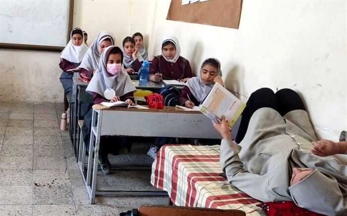 روایت تدریس معلمی که تخت بیمارستان رابه کلاس آورد/ فیلم
