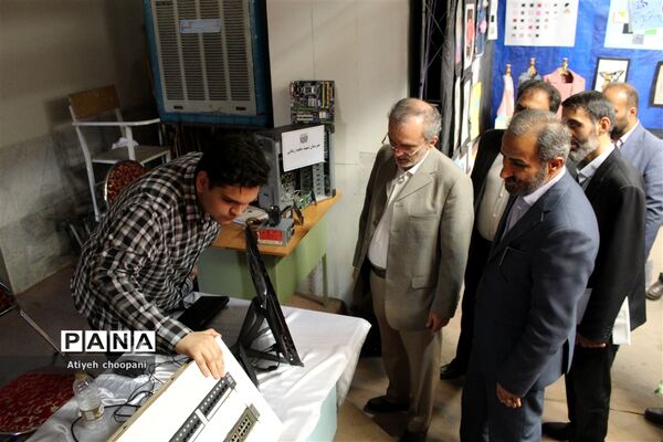 بازدید معاون پرورشی و فرهنگی شهر تهران از نمایشگاه هفتگی مشاغل