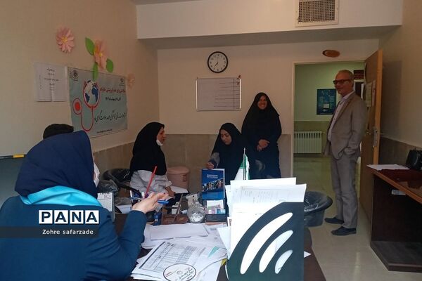 غربالگری سلامتی کارکنان آموزش و پرورش رودهن در هفته سلامت