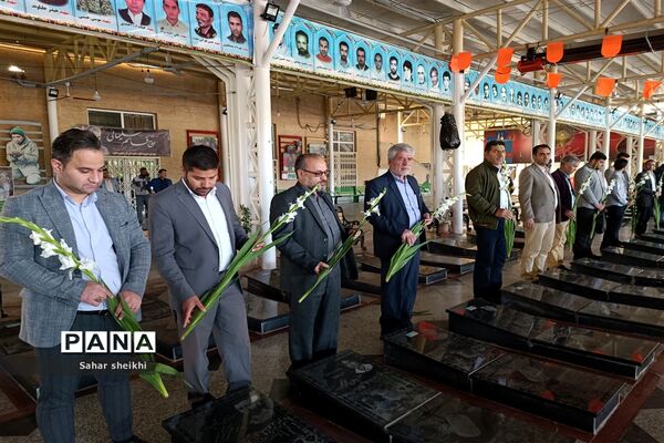 آیین گلباران مزار شهدا به‌مناسبت  گرامیداشت روز معلم در ملارد