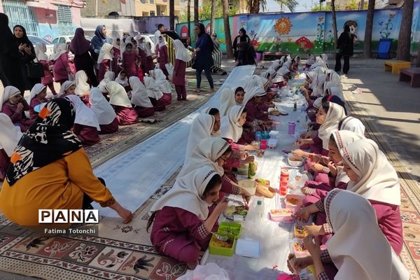 ناهار وحدت  در دبستان دخترانه بعثت ناحیه 3 شیراز