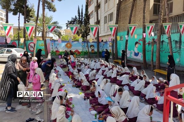 ناهار وحدت  در دبستان دخترانه بعثت ناحیه 3 شیراز