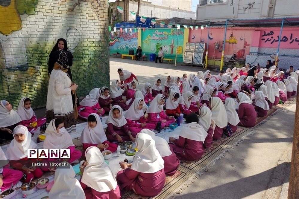 ناهار وحدت  در دبستان دخترانه بعثت ناحیه 3 شیراز
