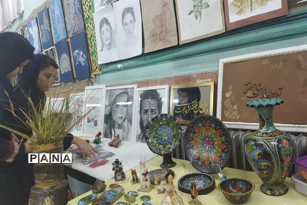 برگزاری نمایشگاه به مناسبت هفته مشاغل در هنرستان فاطمیه