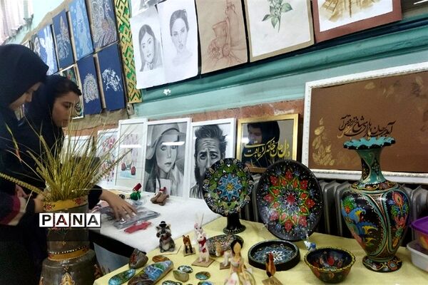برگزاری نمایشگاه به مناسبت هفته مشاغل در هنرستان فاطمیه