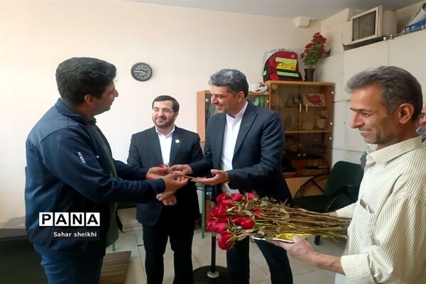آیین تجلیل از کارمندان  اداری  آموزش و پرورش ملارد در روز معلم