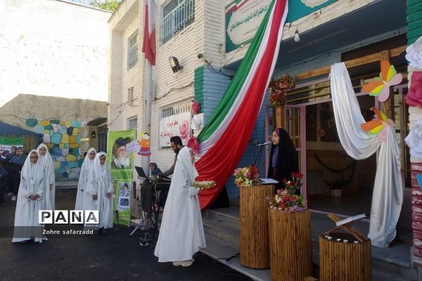 جشن بزرگ‌  گرامیداشت روز معلم در دبستان شهید سجادیان رودهن