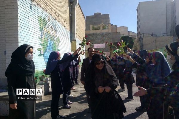 جشن بزرگ‌  گرامیداشت روز معلم در دبستان شهید سجادیان رودهن